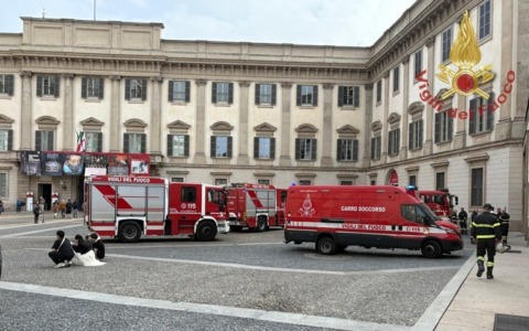 Fumo nei sotterranei del Museo del Novecento: scatta l’allarme, vigili del fuoco in piazza Duomo
