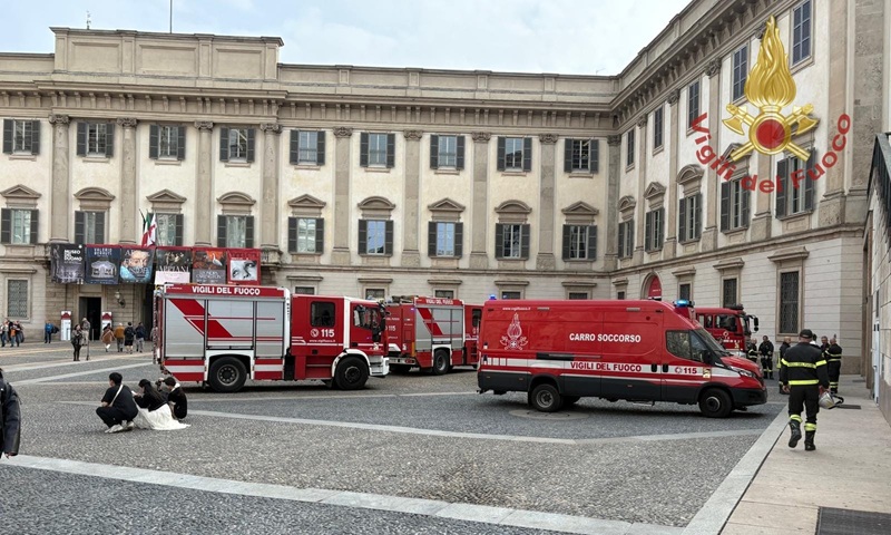 Fumo nei sotterranei del Museo del Novecento: scatta l’allarme, vigili del fuoco in piazza Duomo