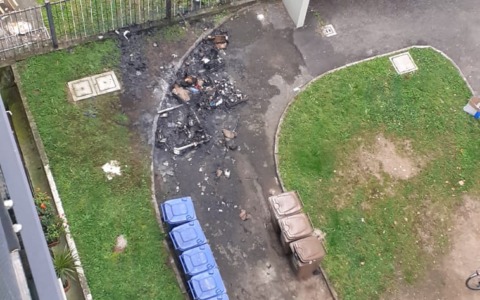 Allarme piromani a Pioltello: fiamme nei bidoni del condominio in via Cilea, indagano i Carabinieri