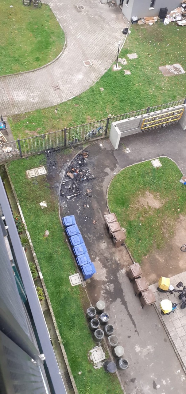 Allarme piromani a Pioltello: fiamme nei bidoni del condominio in via Cilea, indagano i Carabinieri
