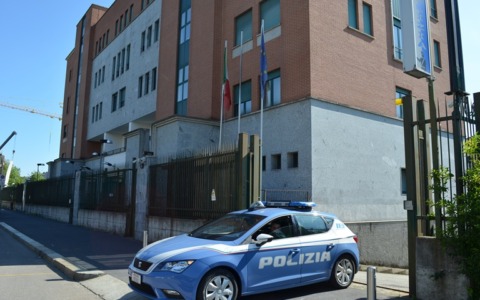 Rubano la borsa dall’auto a due anziani nel parcheggio di un supermercato al Lorenteggio: arrestati due sudamericani