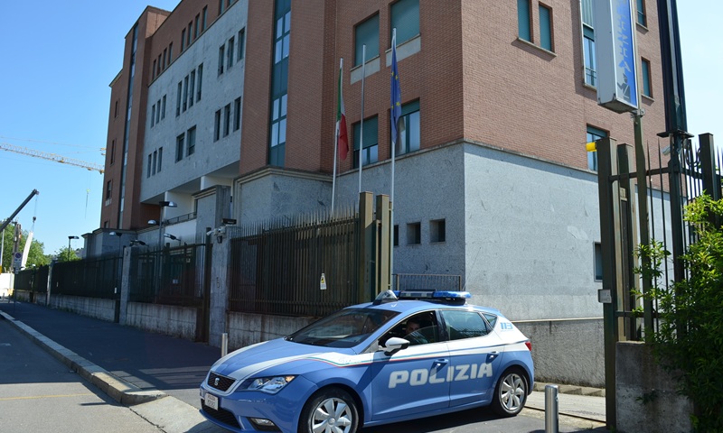 Rubano la borsa dall’auto a due anziani nel parcheggio di un supermercato al Lorenteggio: arrestati due sudamericani