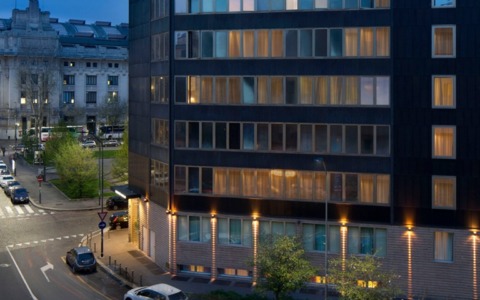 Incendio allo Stars Hotel nei pressi della Stazione Centrale: evacuati cinquanta ospiti