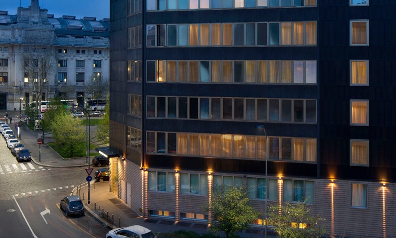 Incendio allo Stars Hotel nei pressi della Stazione Centrale: evacuati cinquanta ospiti