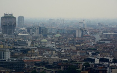 Aria inquinata, valori oltre la soglia: scattano le prime misure a Milano