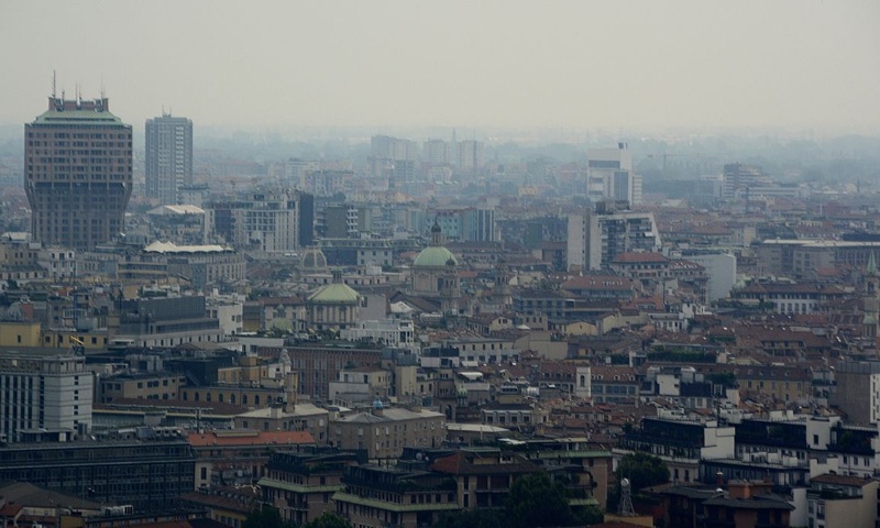 Aria inquinata, valori oltre la soglia: scattano le prime misure a Milano