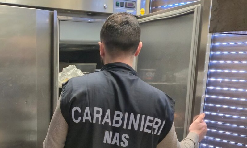 Controlli a tappeto dei Nas tra Milano e provincia: 30 kg di cibo sequestrati e cinque locali chiusi