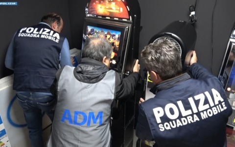 Controlli nelle agenzie di scommesse e giochi illegali: blitz in una sala scommesse in piazza Firenze