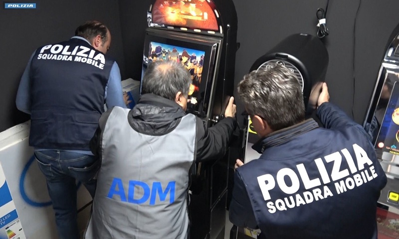 Controlli nelle agenzie di scommesse e giochi illegali: blitz in una sala scommesse in piazza Firenze