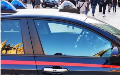 La Polizia locale lo denuncia, il 23enne esce dal comando e danneggia 13 auto in sosta e tenta un furto in hotel