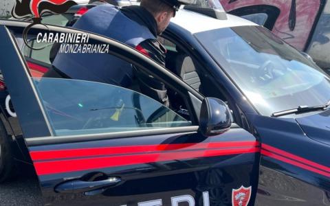 Attende la moglie fuori dal lavoro e tenta di darle fuoco: arrestato 46enne dopo mesi di violenze