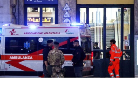 Scippa un telefono e viene raggiunto, la reazione del 19enne è brutale: pestaggio choc davanti alla Centrale