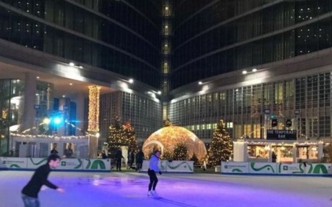 Aria di Natale a Palazzo Lombardia: torna per le feste la pista di pattinaggio su ghiaccio