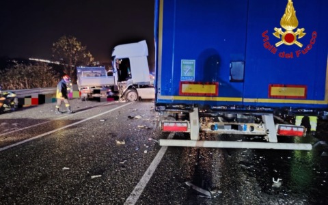 Tragedia sulla via Emilia: muore 23enne in scontro frontale con un Tir