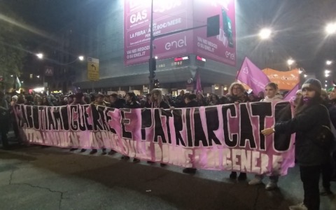 La città in cammino: voci, luci e proteste per dire basta alla violenza sulle donne