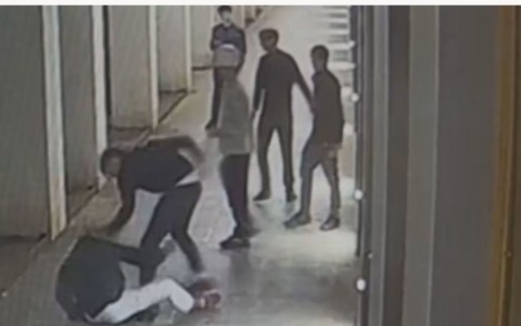 Studente accoltellato e rapinato in corso Como, la gang senza pentimento: dalle intercettazioni la volontà di colpire ancora