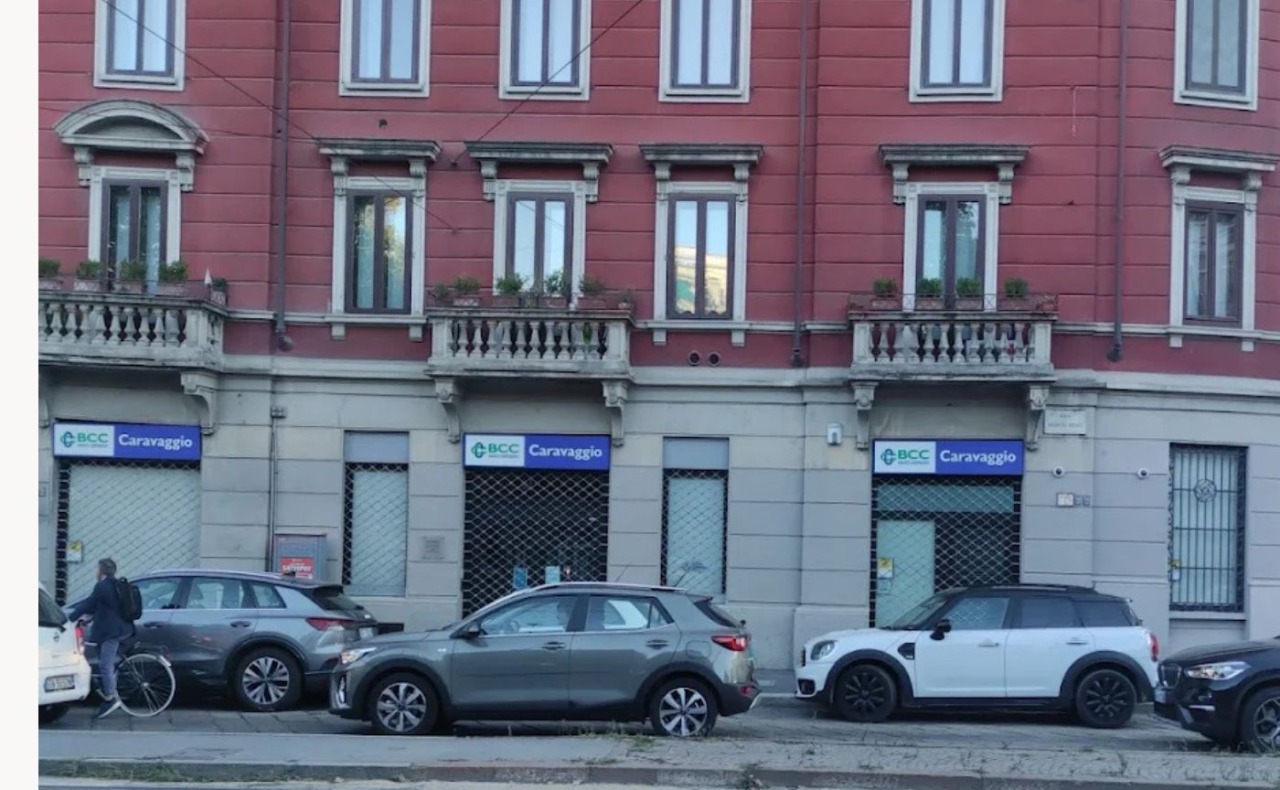 Rapina “da film” in banca in viale Monte Nero: clienti sequestrati e banditi in fuga con 40mila euro