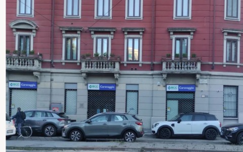 Rapina “da film” in banca in viale Monte Nero: clienti sequestrati e banditi in fuga con 40mila euro