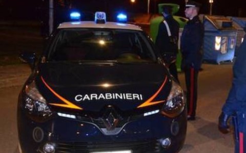 Seguendo il Gps del suo tablet appena rubato guida i carabinieri al covo dei ladri: quattro denunciati, uno arrestato