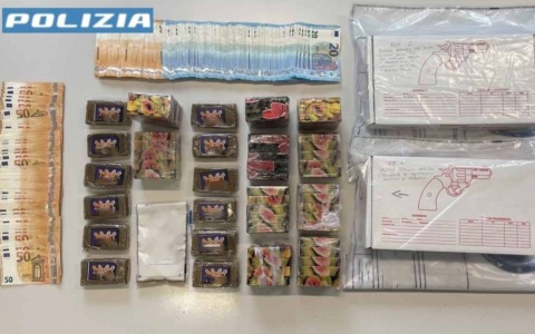 Blitz della Polizia in un appartamento usato come deposito di droga in zona Bovisasca: due arresti