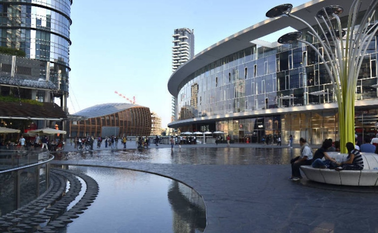 Giallo a Milano, donna accoltellata alle spalle in piazza Gae Aulenti: 43enne in codice rosso
