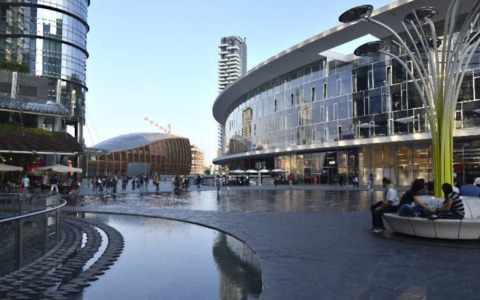 Giallo a Milano, donna accoltellata alle spalle in piazza Gae Aulenti: 43enne in codice rosso