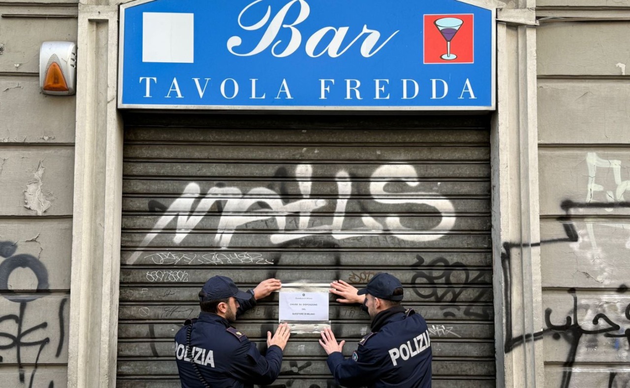 Scoppia l’ennesima rissa al bar, intervengono gli agenti e vengono aggrediti coi cocci di una bottiglia: licenza sospesa al “Bar Pacifico” in via dei Transiti