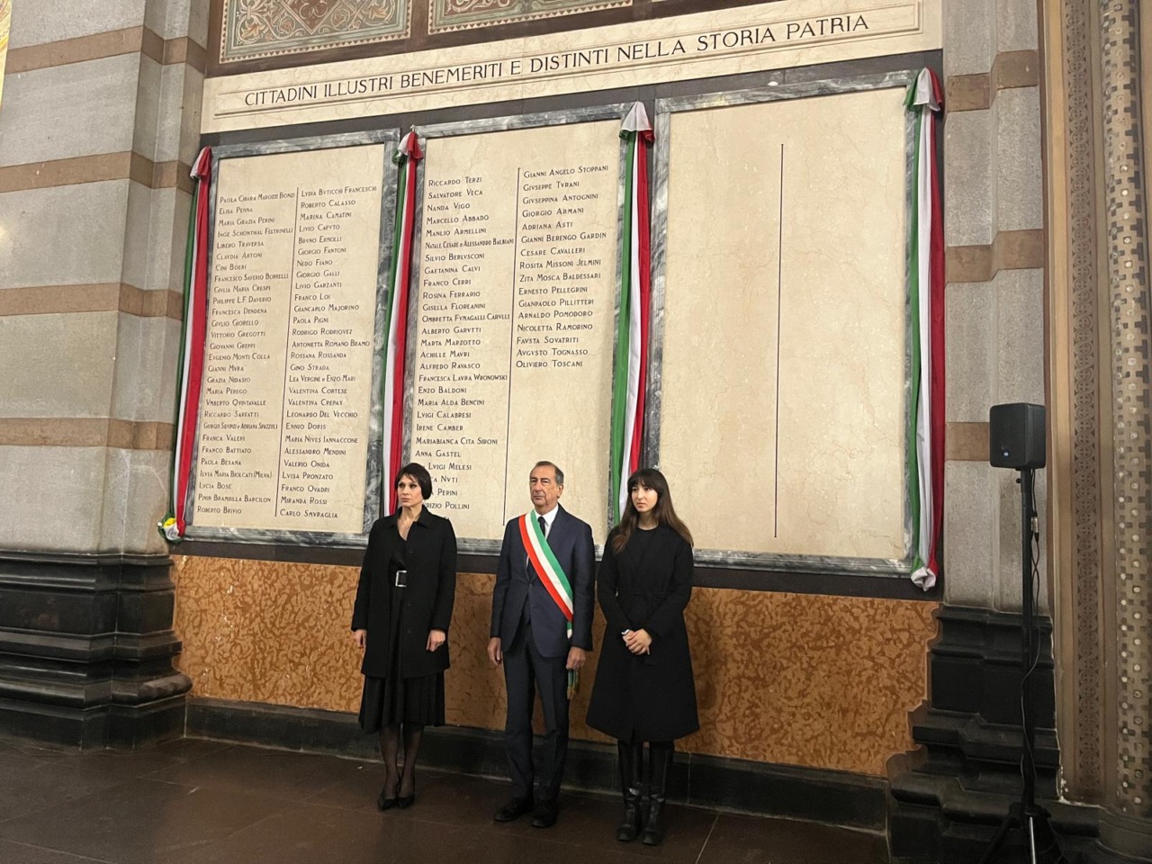 Milano celebra i suoi nuovi “Grandi”: Armani, Toscani e Pillitteri tra i Benemeriti del Famedio