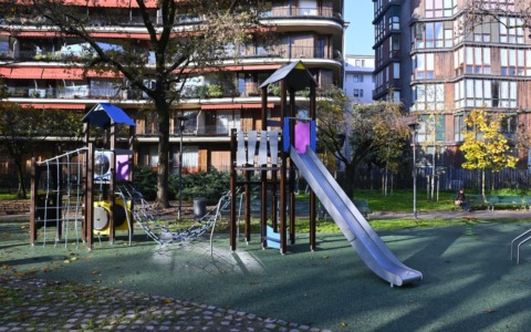 Nuova vita al parco giochi di via Quadronno: completati i lavori