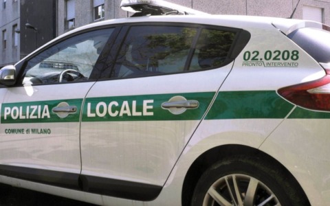 42enne, già denunciato, irrompe in casa dell’ex e aggredisce la donna con la bambina: arrestato al Lorenteggio