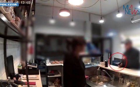 Cinque rapine in tre giorni nei negozi nella zona nord della città: in manette 48enne, arrestato in sella alla sua bici