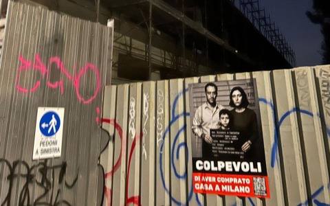 “Colpevoli di aver comprato casa a Milano”: la protesta del Comitato “Famiglie sospese” davanti ai cantieri sotto sequestro