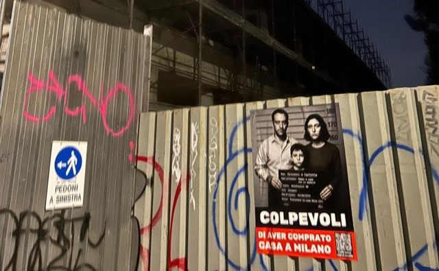 “Colpevoli di aver comprato casa a Milano”: la protesta del Comitato “Famiglie sospese” davanti ai cantieri sotto sequestro