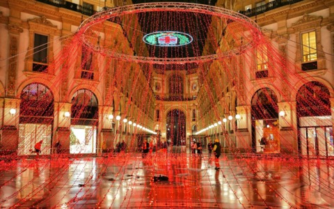 Una Milano tutta illuminata per le feste natalizie