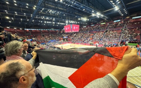 Luca Paladini multato per 200 euro per aver esposto la bandiera palestinese al Forum: “Annichilito, la cosa non finisce qui”