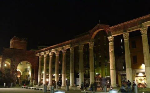 Sabato notte alle Colonne di San Lorenzo, giovane denuncia un’aggressione: indagini sul presunto abuso in auto