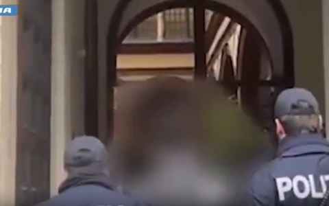 Seguono il turista e lo aggrediscono per rubargli l’orologio: quattro giovani finiscono in carcere