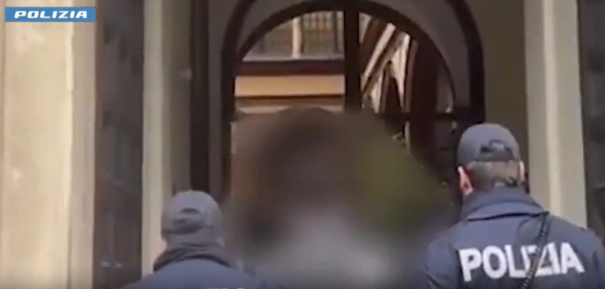 Seguono il turista e lo aggrediscono per rubargli l’orologio: quattro giovani finiscono in carcere