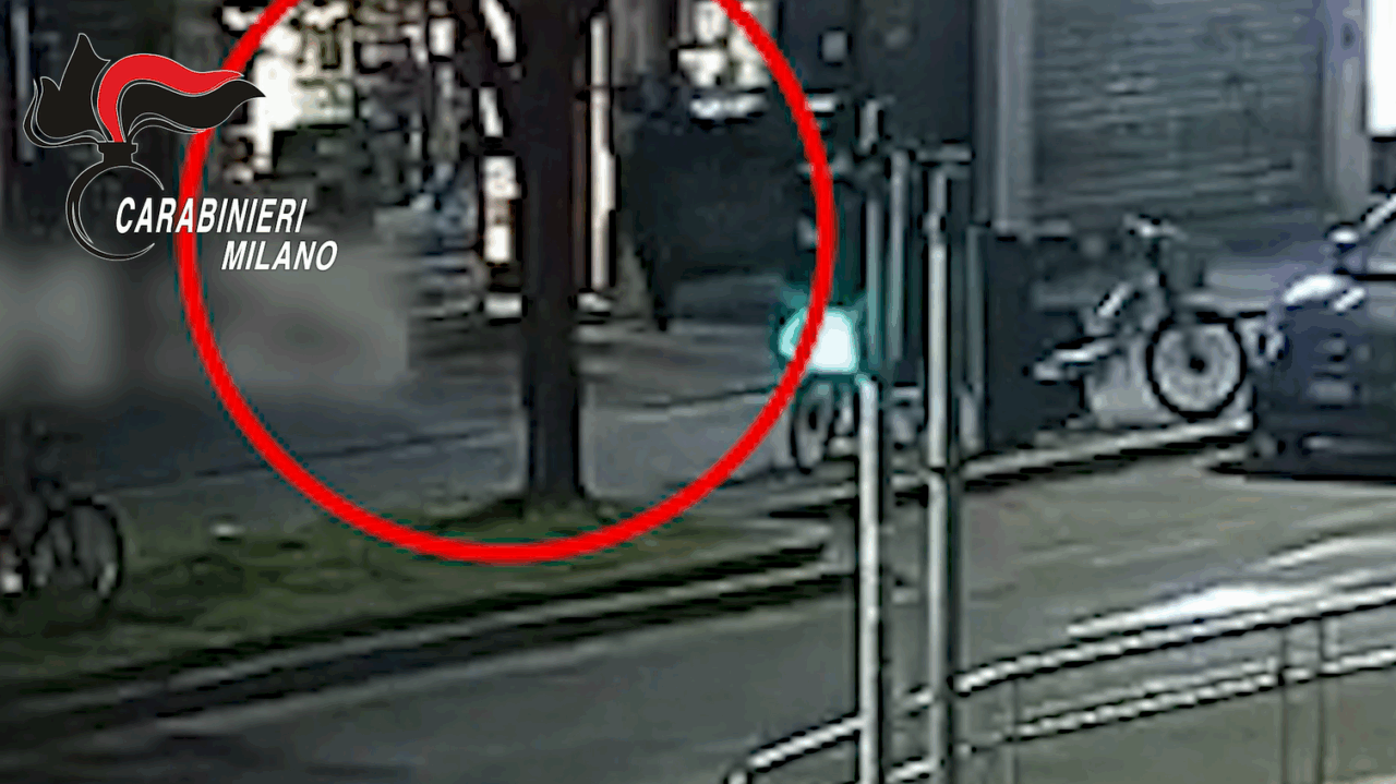 Colpo in un negozio di via Mecenate: preso l’aggressore del titolare