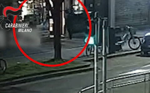 Colpo in un negozio di via Mecenate: preso l’aggressore del titolare