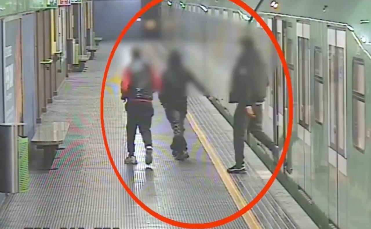 Strappavano collanine d’oro dal collo dei passeggeri in metropolitana, arrestata banda di ladri