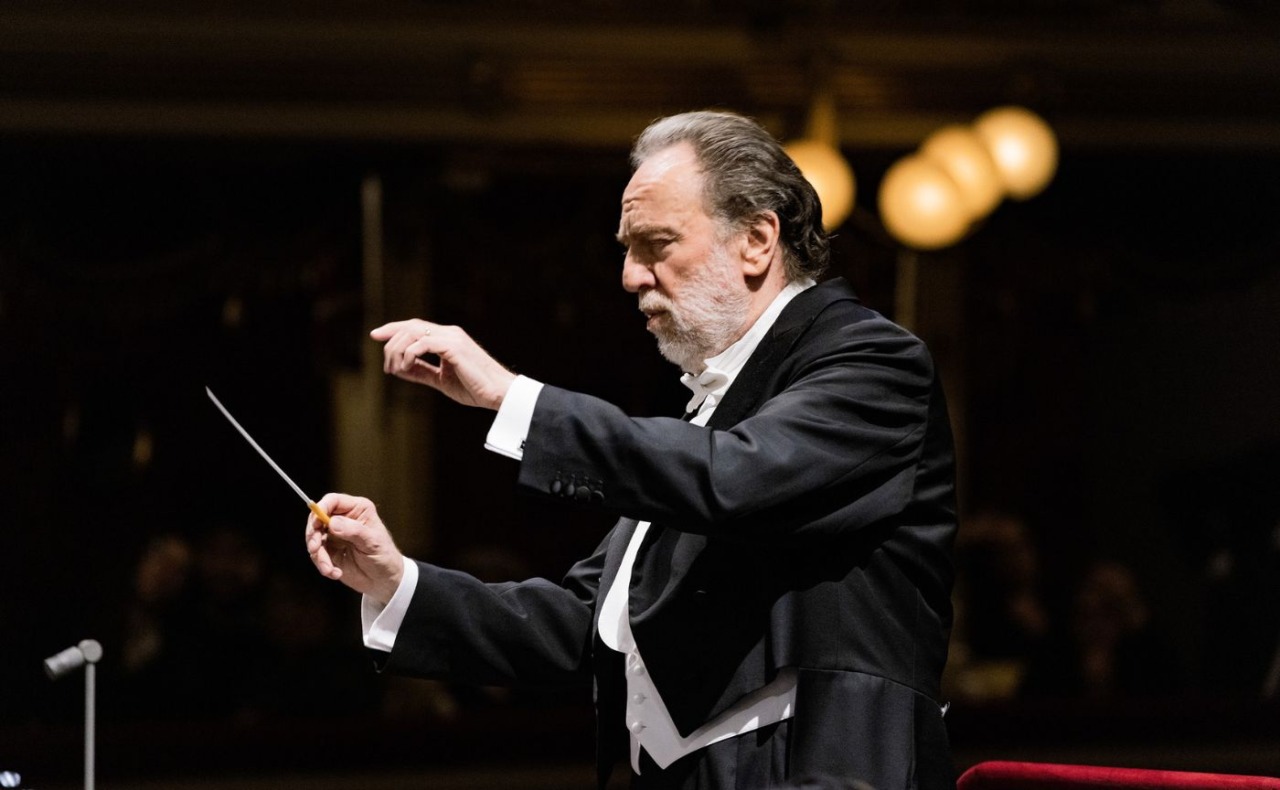 Riccardo Chailly ha un malore al teatro la Scala durante la direzione di “Una Lady Macbeth”: opera sospesa