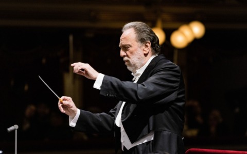 Riccardo Chailly ha un malore al teatro la Scala durante la direzione di “Una Lady Macbeth”: opera sospesa