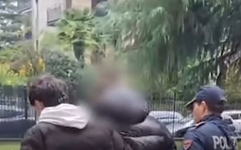 Strappano orologio da 80mila euro a un imprenditore 72enne: arrestato 28enne già in carcere per tentato omicido, continua la caccia al complice