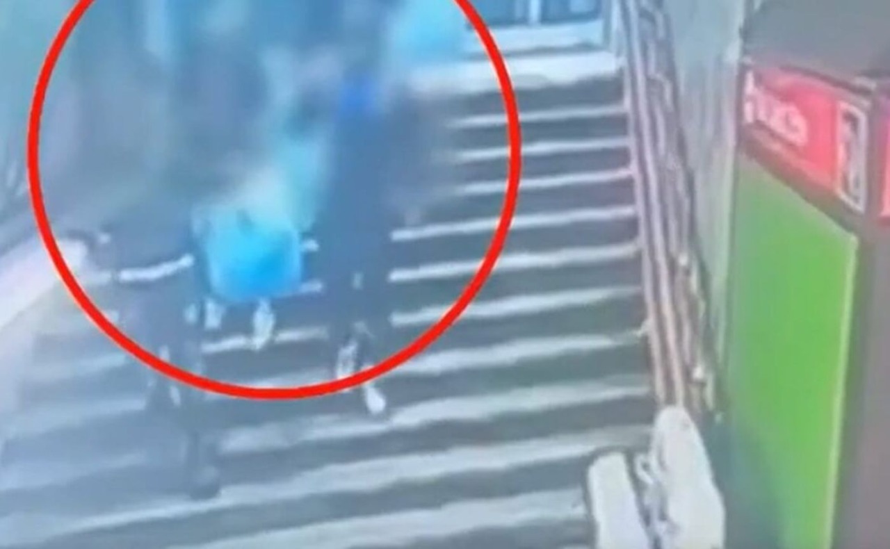 15enne picchiato e derubato da un gruppo di coetanei in metropolitana: rincorre i rapinatori e ne fa arrestare uno