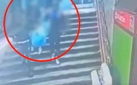 15enne picchiato e derubato da un gruppo di coetanei in metropolitana: rincorre i rapinatori e ne fa arrestare uno