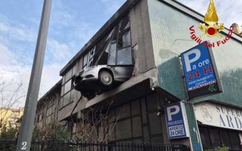 Sfonda il vetro con l’auto in un garage multipiano: la vettura resta sospesa nel vuoto a otto metri di altezza