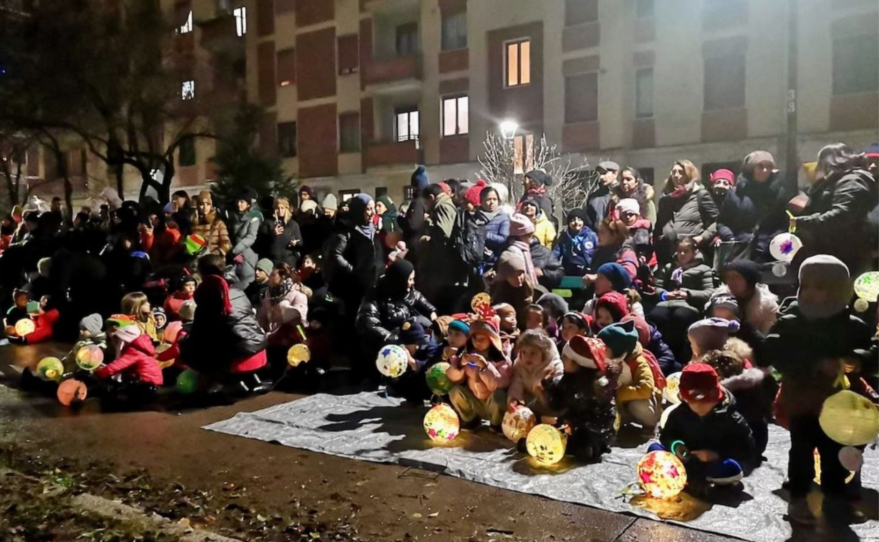 Tornano le passeggiate di luce: oltre 18mila bambine e bambini di nidi e scuole dell’infanzia illuminano la città