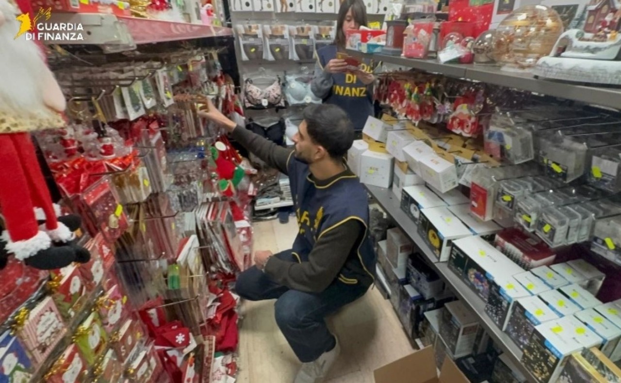 Guardia di Finanza sequestra oltre 15mila addobbi natalizi non conformi in un negozio del Corvetto