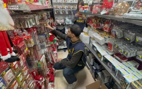 Guardia di Finanza sequestra oltre 15mila addobbi natalizi non conformi in un negozio del Corvetto